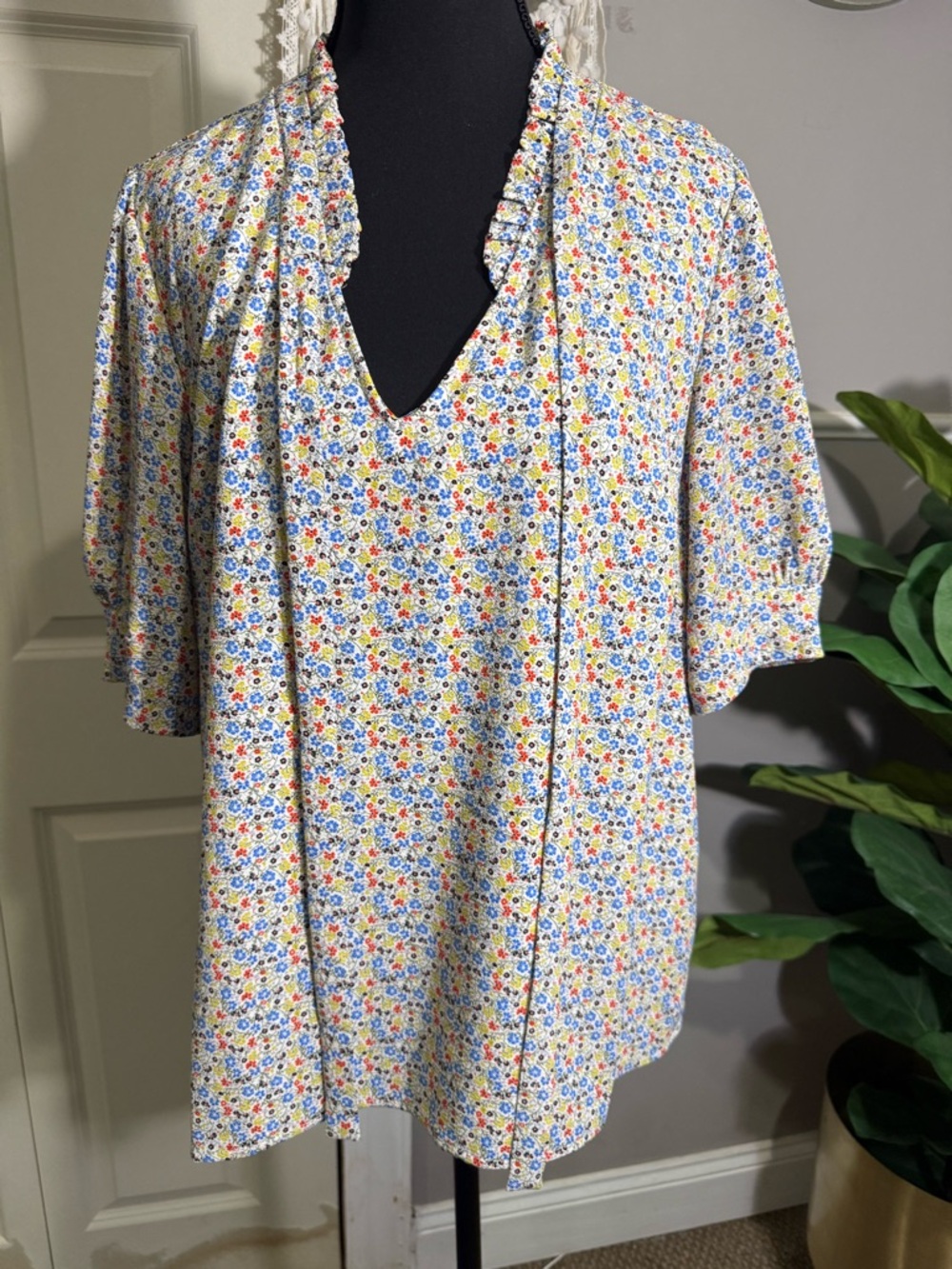 CeCe Floral Ruffle V-Neck Blouse in White with Blue, Yellow & Red Flowers size L